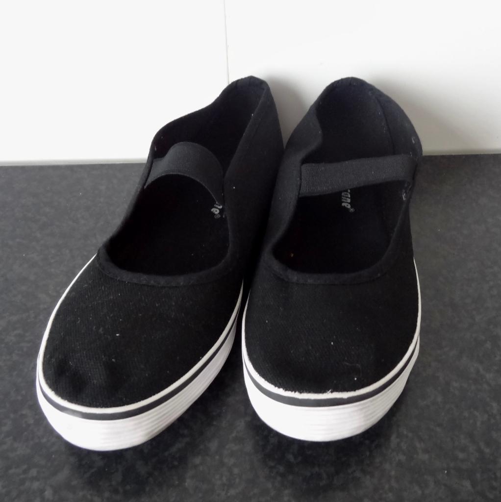 Zwarte gymschoenen met elastiek maat 35, Ophalen of Verzenden, Zo goed als nieuw, Jongen of Meisje, Sportschoenen