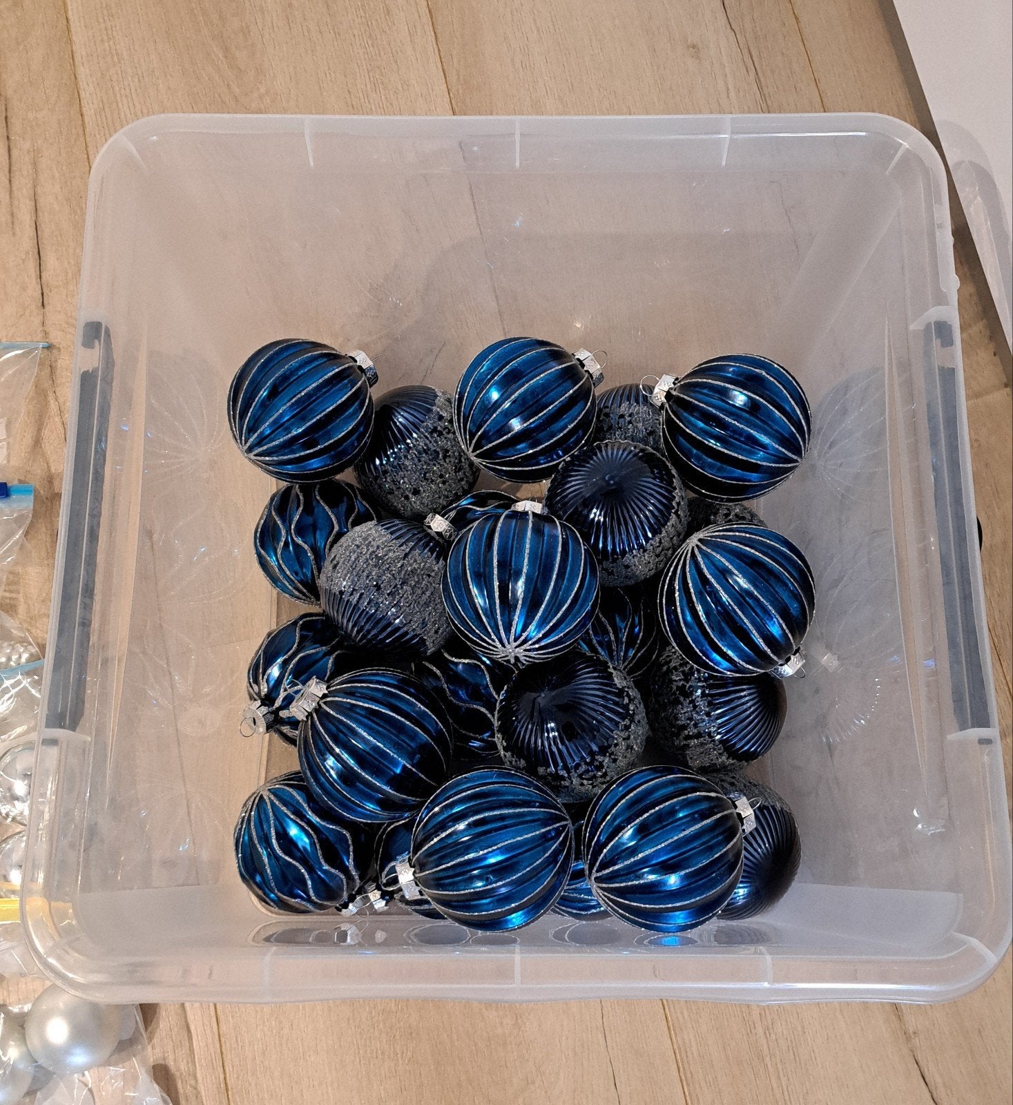 24 mooie blauw / zilveren glazen kerstballen, Diversen, Ophalen