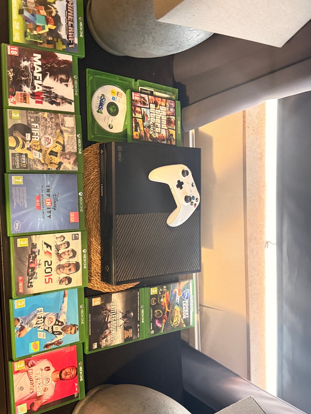 Xbox One met controller en 11games, Spelcomputers en Games, Spelcomputers | Xbox One, Gebruikt, Xbox One, 500 GB, Met 1 controller