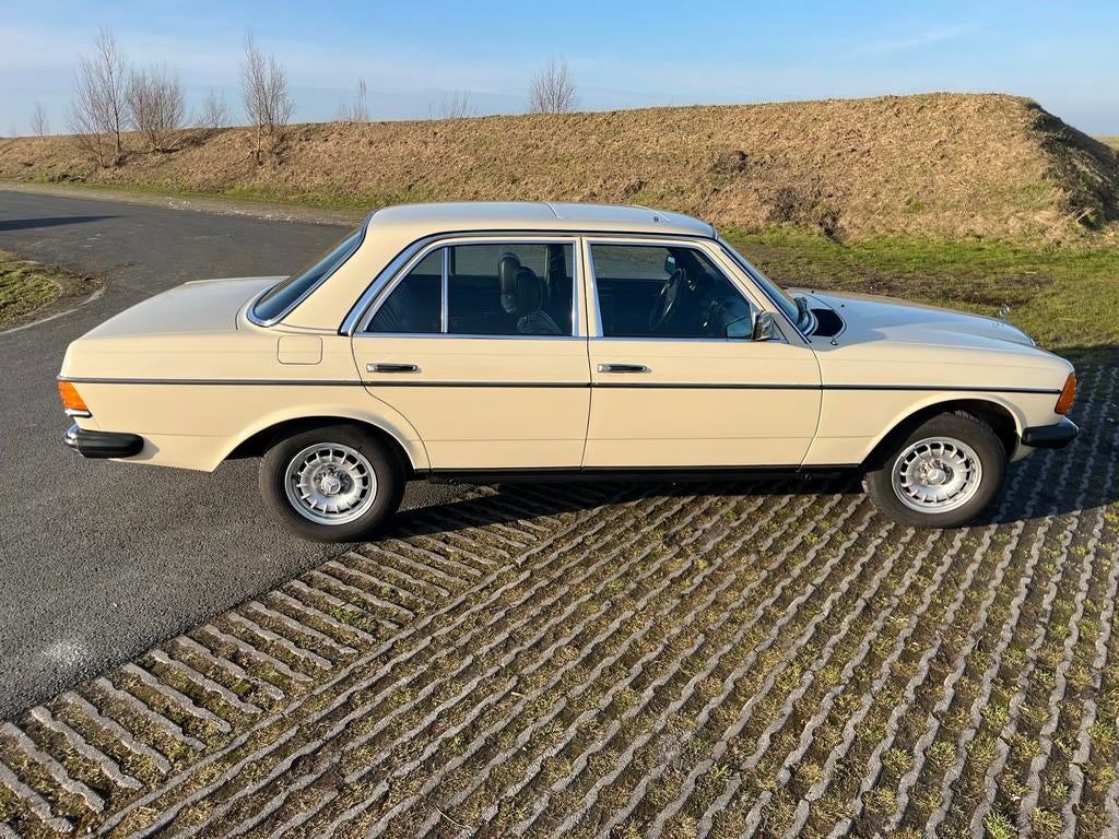 Mercedes w123, Automaat, Achterwielaandrijving, Zwart, Beige