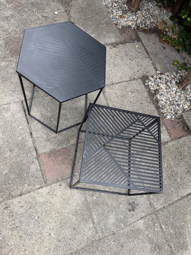Set van 2 zwarte metalen bijzettafels – geometrisch design, Huis en Inrichting, Minder dan 55 cm, Gebruikt, Metaal of Aluminium
