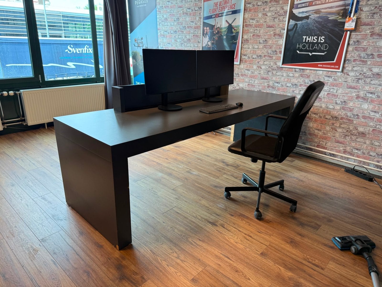 Modern grijs bureau met kabelgoot, Ophalen, Gebruikt, Hout, Grijs