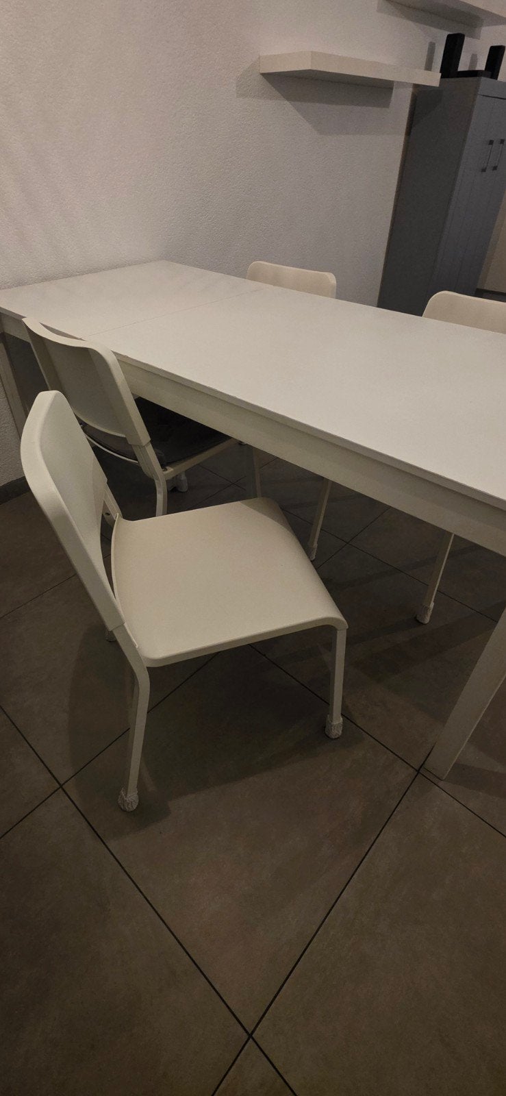 Foto 4 van Eettafel met 4 stoelen - uitschuifbaar