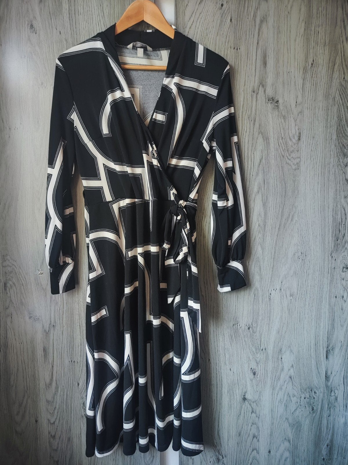 H&M Zwart-witte wikkeljurk met geometrische print, Maat 38/40 (M), H&M, Zwart, Nieuw