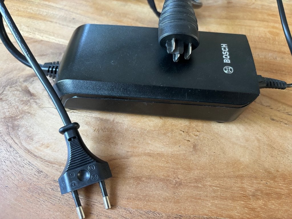 Bosch E-bike batterij oplader BCS 230 compact, Fietsen en Brommers, Fietsaccessoires | Fietsaccu's, Zo goed als nieuw