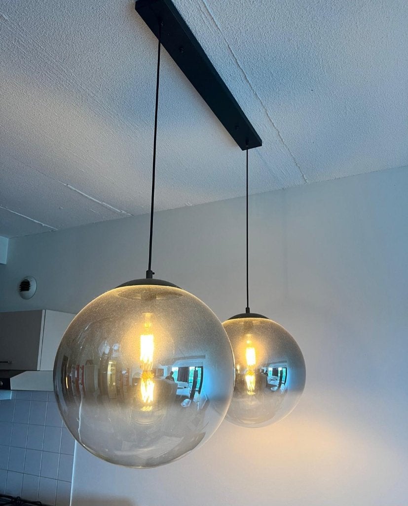 Moderne Eettafel Hanglamp Zwart met 2 Rookglazen Bollen, Ophalen, Zo goed als nieuw, Glas