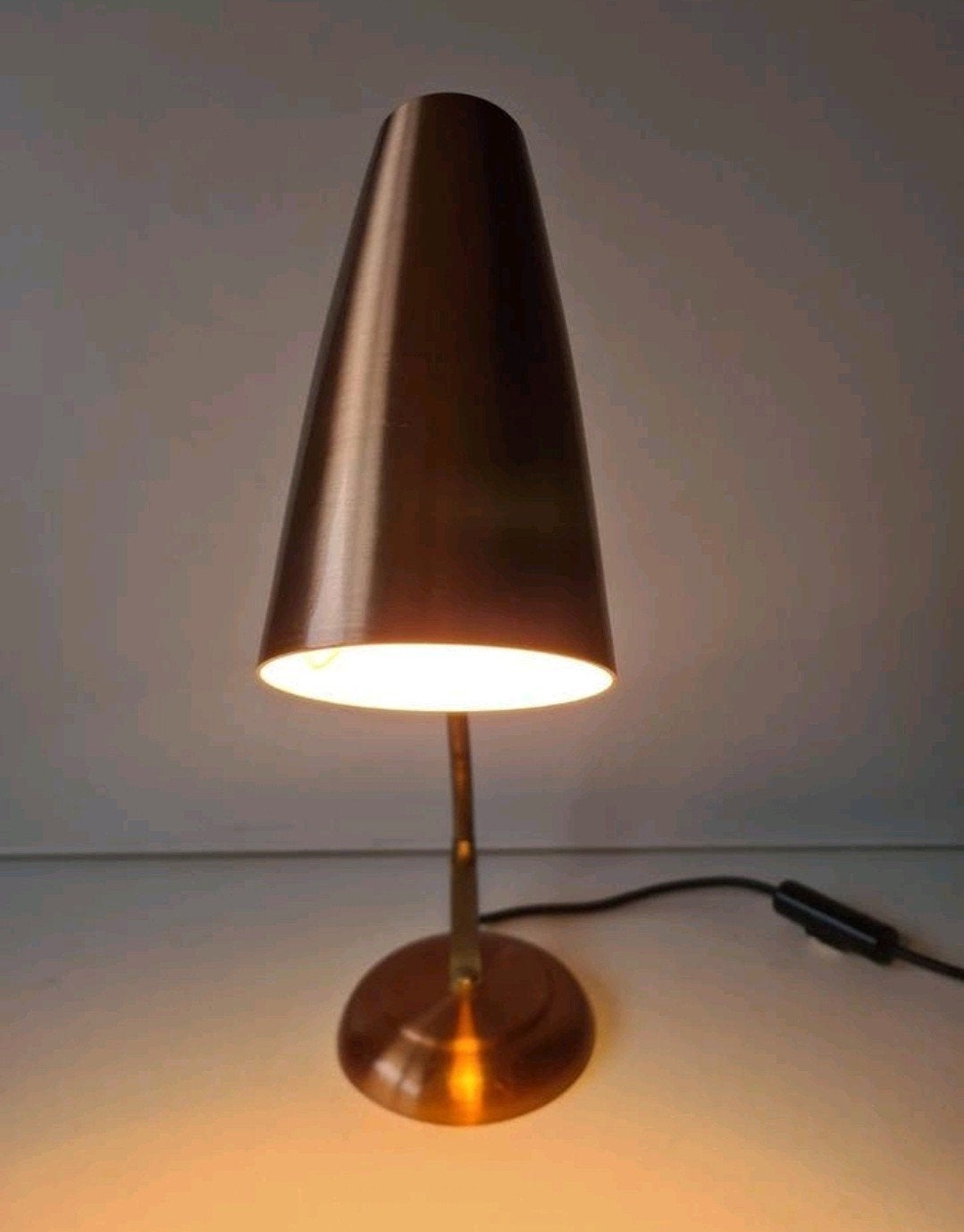 Vintage jaren 50 design tafellampje. Brons / koperkleurig., Huis en Inrichting, Lampen | Tafellampen, Ophalen of Verzenden, Design