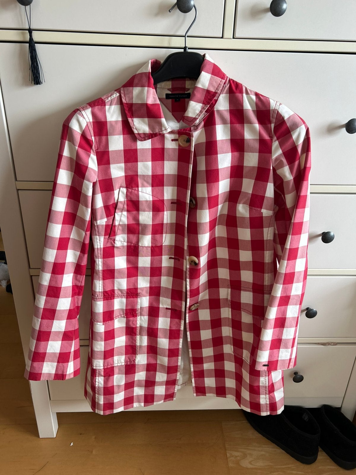 Vintage Tommy Hilfiger Jas – Rood/Wit Geruit (Gingham), Ophalen of Verzenden, Zo goed als nieuw, Maat 38/40 (M), Rood