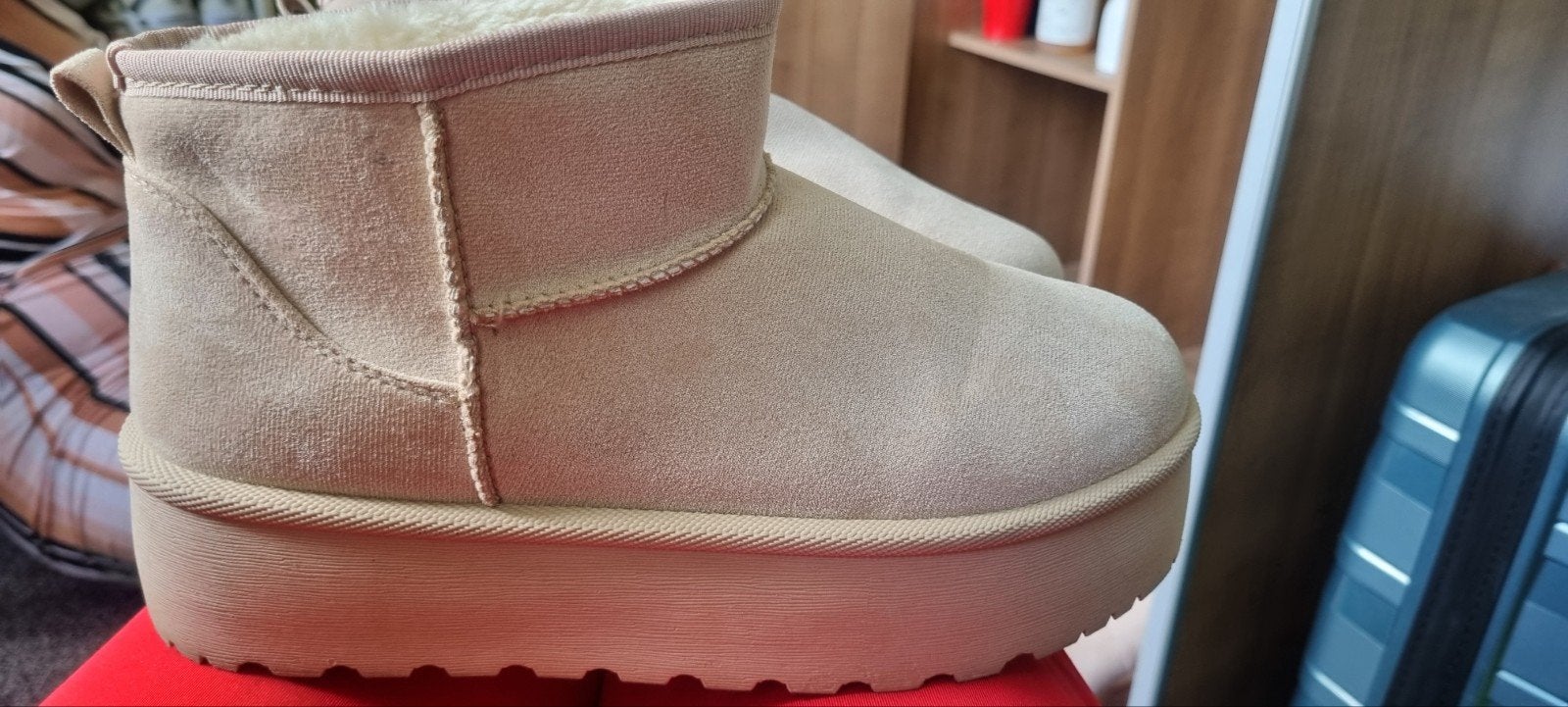 Beige suede uggs, Overige kleuren, Boots, Ophalen of Verzenden, Zo goed als nieuw