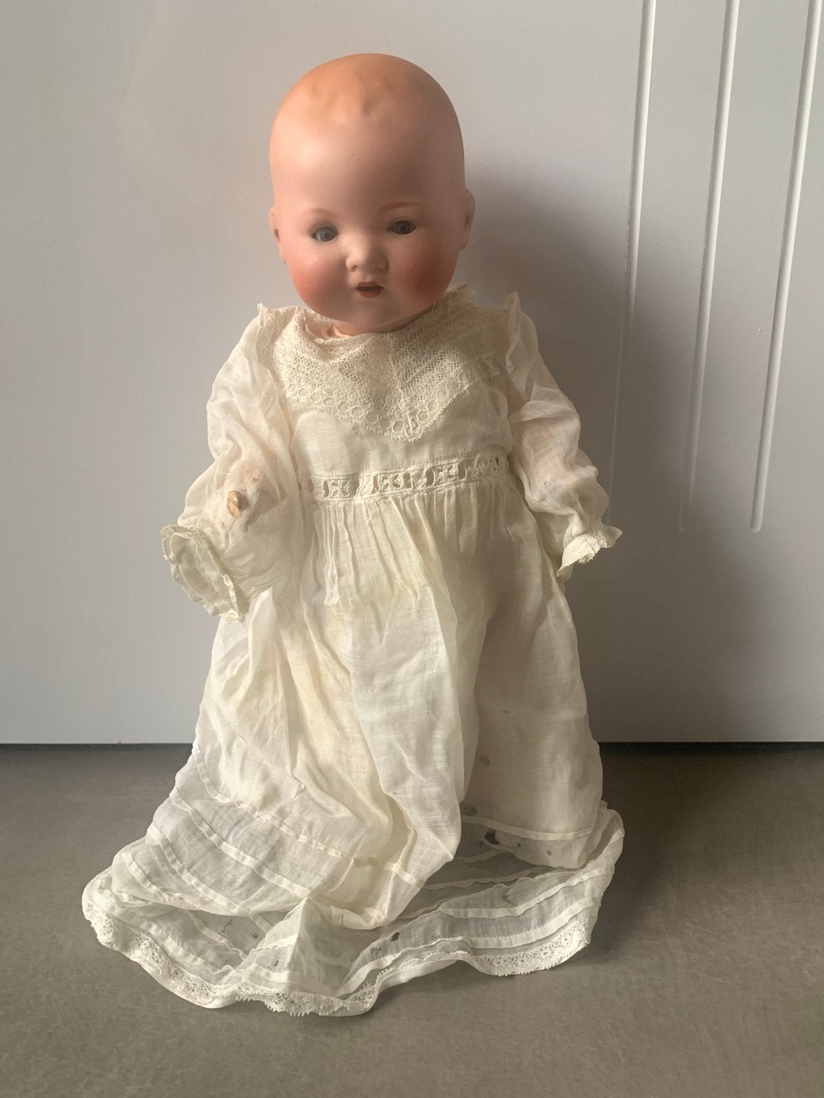 Antieke AM Germany 351/3½K Babypop met Originele Kleding, Verzamelen, Poppen, Ophalen of Verzenden, Gebruikt, Babypop
