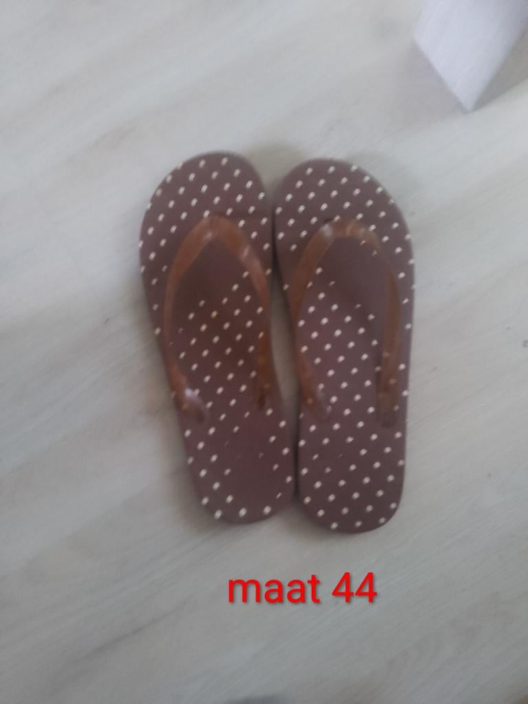Nieuwe slippers in goede staat - Maat 44, Bruin, Nieuw, Ophalen, Slippers