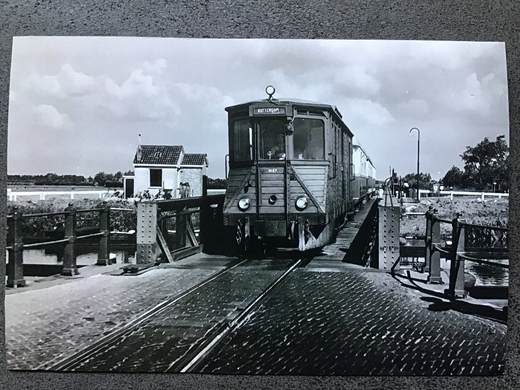 Zeldzame foto van  RTM tram op draaibrug, ca. 1940-1960, Ophalen of Verzenden, 1940 tot 1960, Gelopen, Zuid-Holland