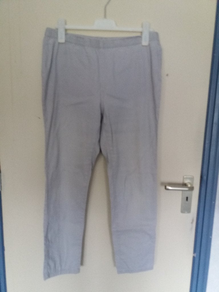 Een licht-grijze katoenen broek met elastiek in de taille., Maat 42/44 (L), ?, Ophalen of Verzenden, Gedragen