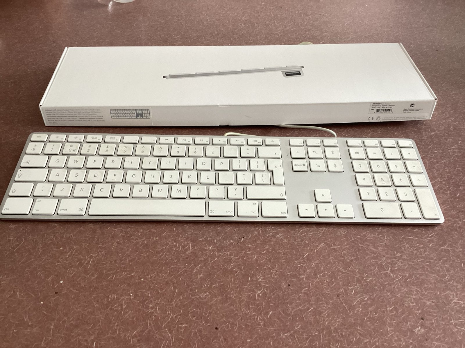 Apple Keyboard MB110N/B (A1243) met doos, Computers en Software, Gebruikt, Ophalen of Verzenden, Qwerty, Numeriek gedeelte