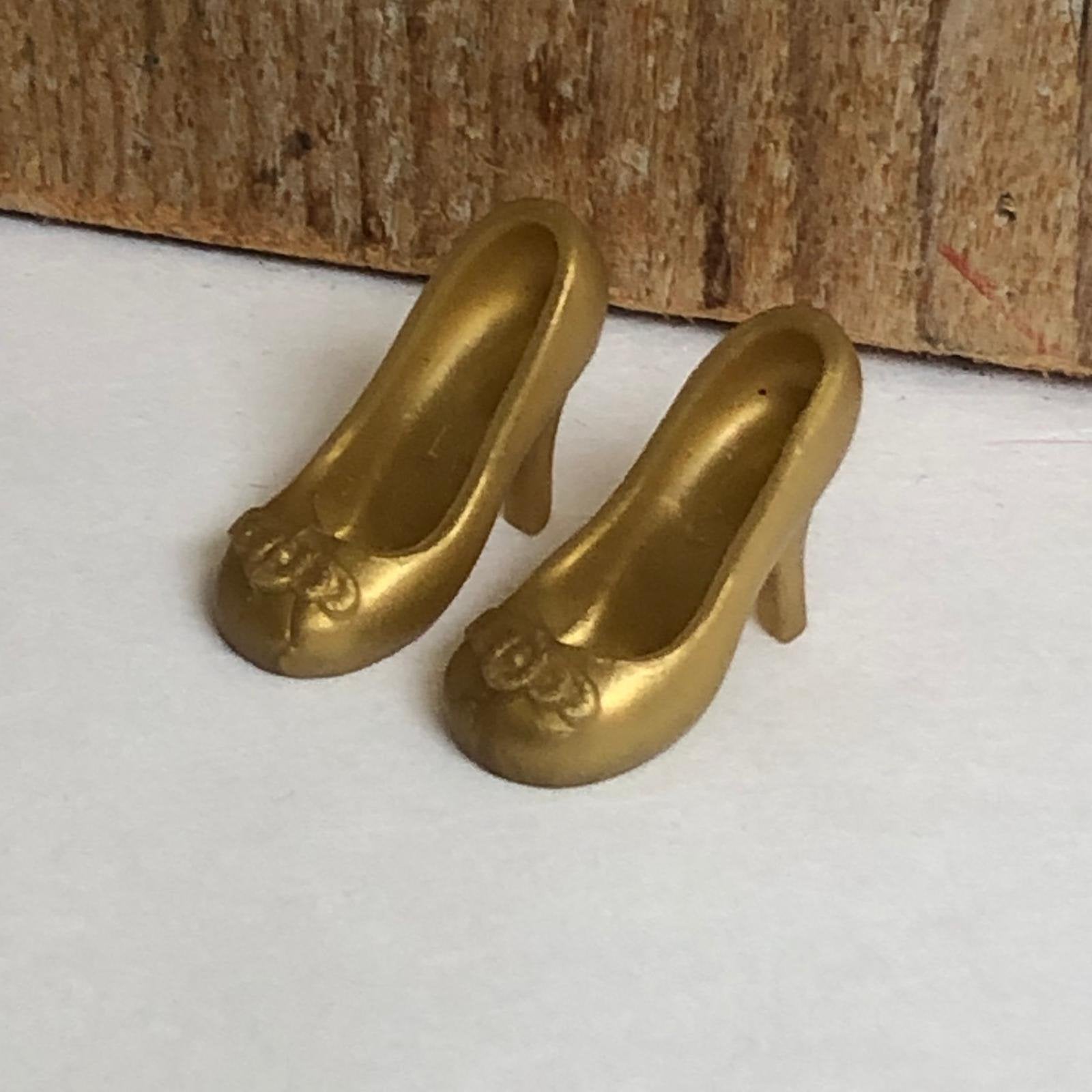 Goud kleurige pumps met bloem, Ophalen of Verzenden, Zo goed als nieuw, Barbie