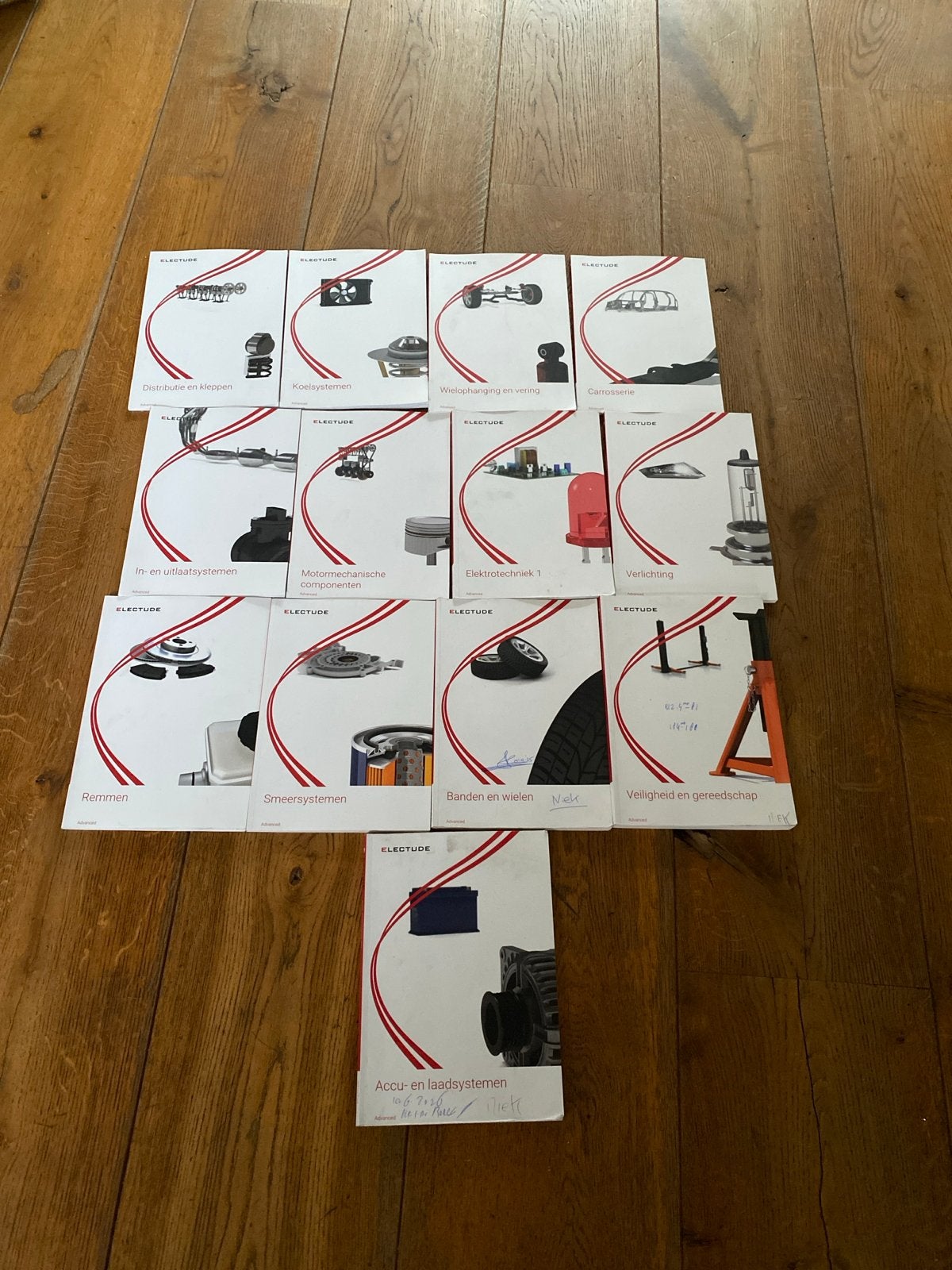 Autotechniek leerjaar 1 boeken MBO - Electude, Ophalen of Verzenden, Gelezen, Autotechniek
