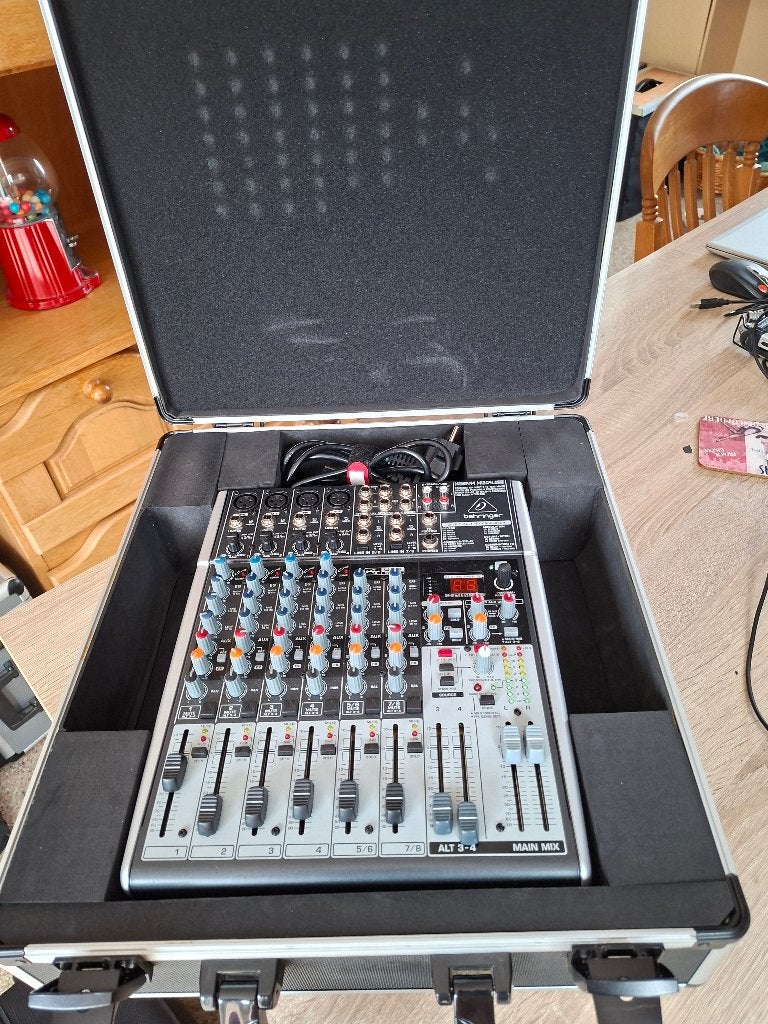 Behringer mengpaneel Xenyx X1204USB in flightcase, Muziek en Instrumenten, Mengpanelen, Ophalen, Zo goed als nieuw, 5 tot 10 kanalen