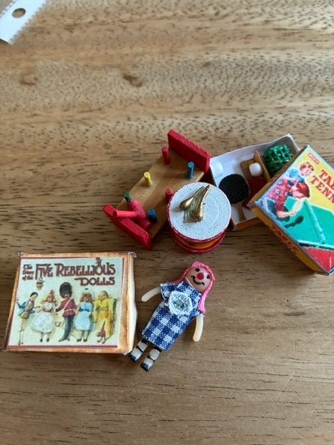 Poppenhuis nostalgisch doosje Dolls, Ophalen of Verzenden, Zo goed als nieuw, Poppenhuis