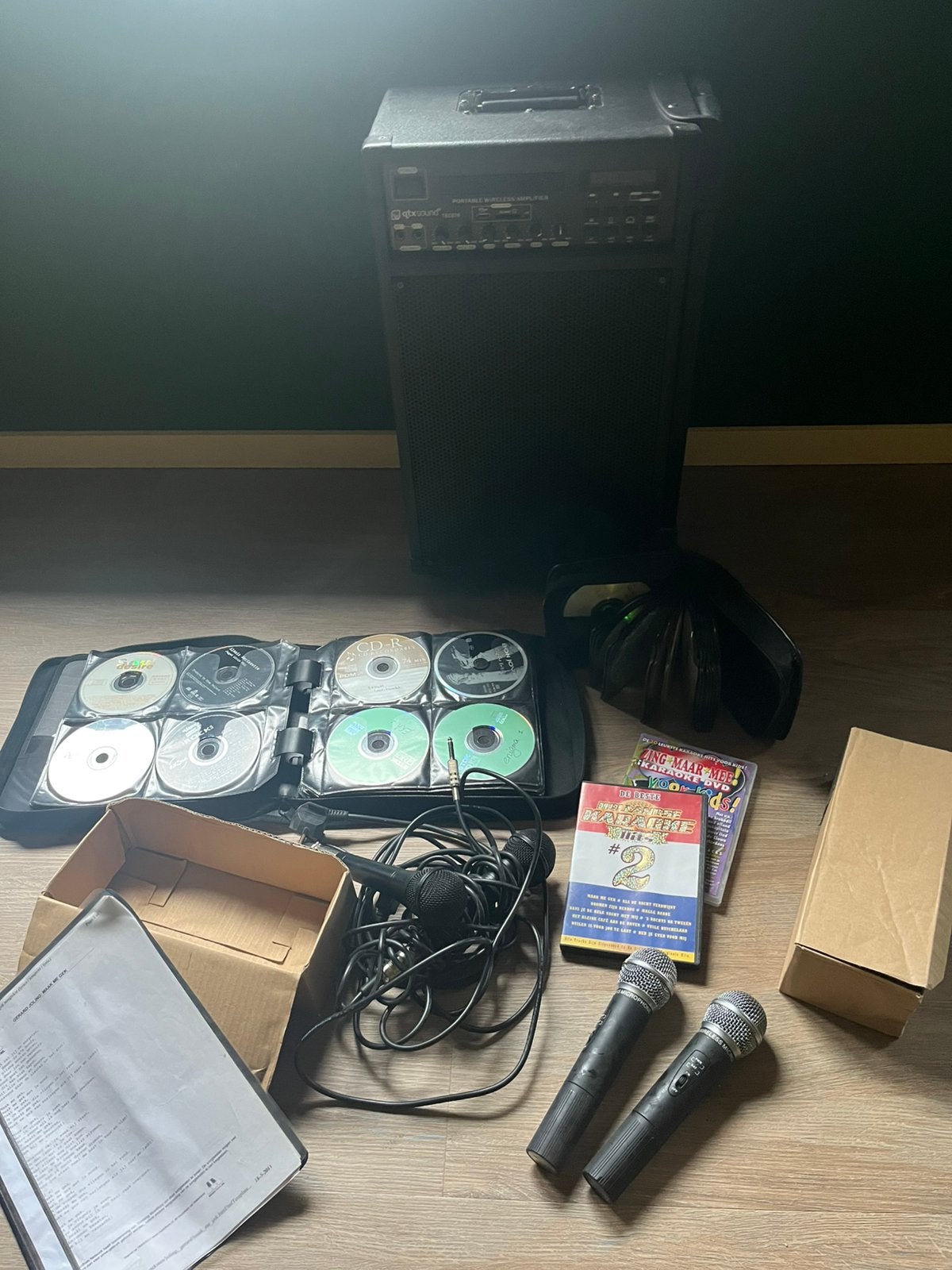 Karaoke zet met 4 microfoons met vele dc,s, Ophalen, Zo goed als nieuw, Zwart, Overige modellen