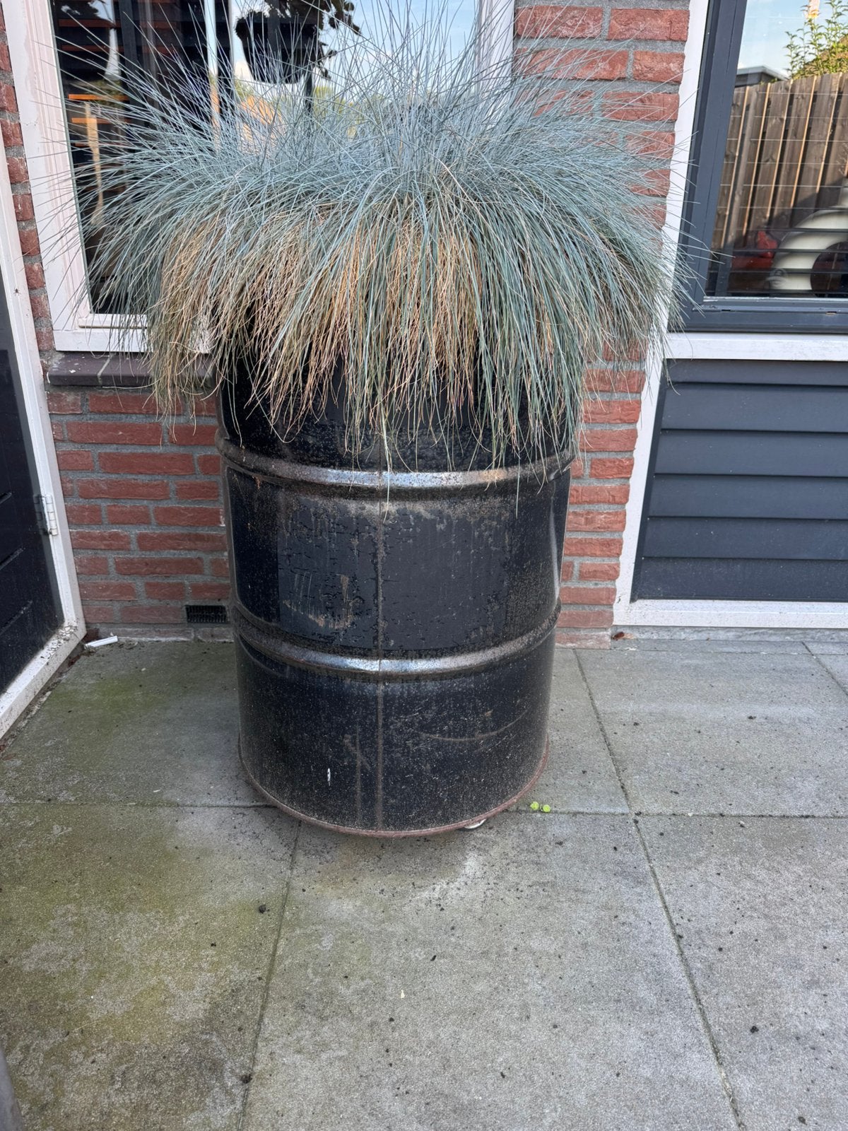 Bloempot op wieltjes van olievat, Ophalen, Rond, Zo goed als nieuw, Binnen