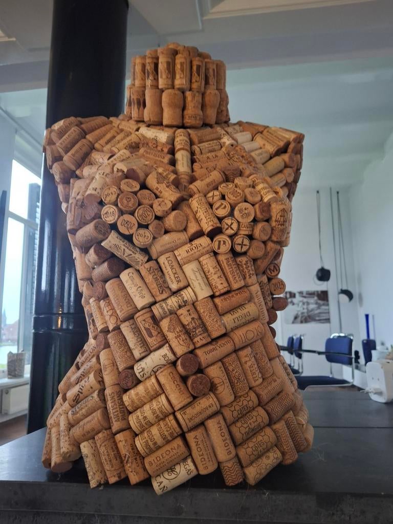 Unieke torso van kurken - Handgemaakt kunstwerk, Antiek en Kunst, Natuurlijk materiaal, Buste, Handgemaakt, Beige