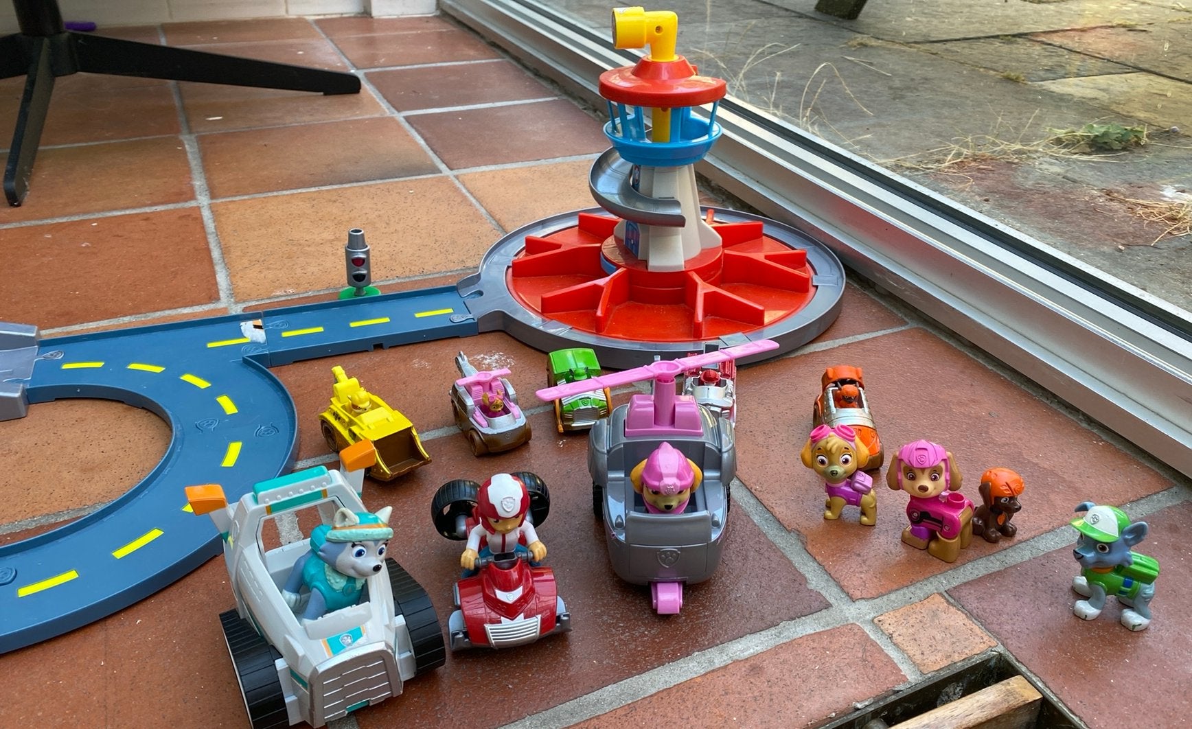Paw patrol set met lanceer platform en parcours, Ophalen, Zo goed als nieuw, Handmatig, Overige merken