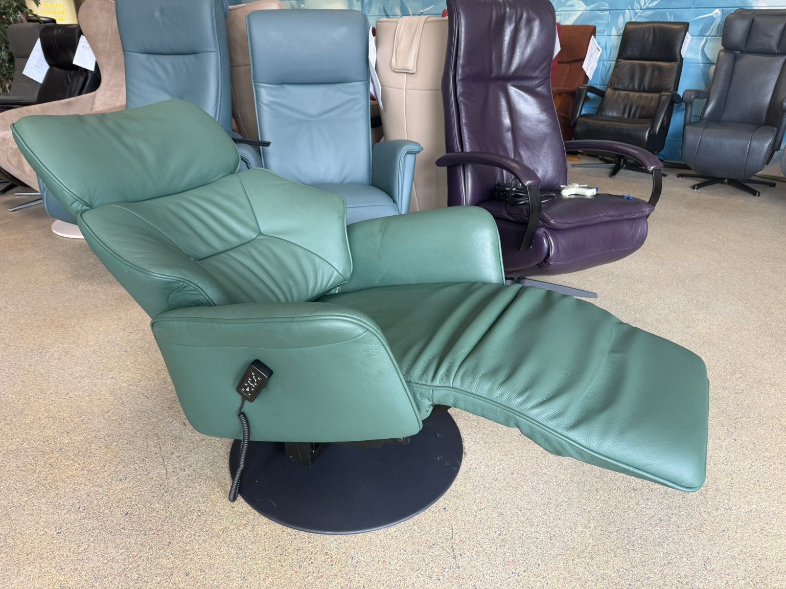 Show model Meubelzorg sta op relax stoel gratis bezorging, Nieuw, Leer, Ophalen of Verzenden, 50 tot 75 cm