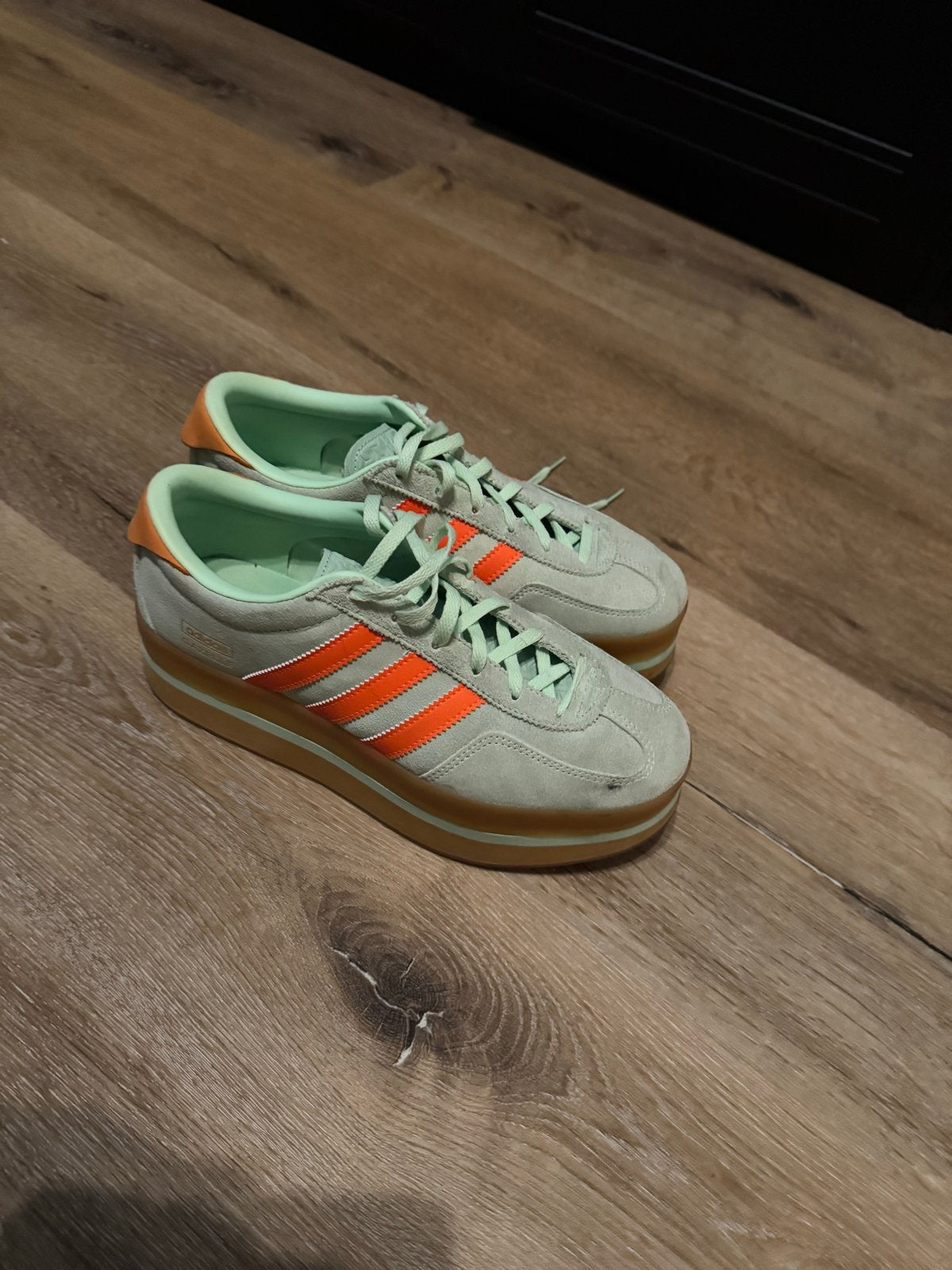 Adidas sneakers met plateauzool - Maat 39, Kleding | Dames, Ophalen of Verzenden, Gedragen, Groen, Sneakers of Gympen