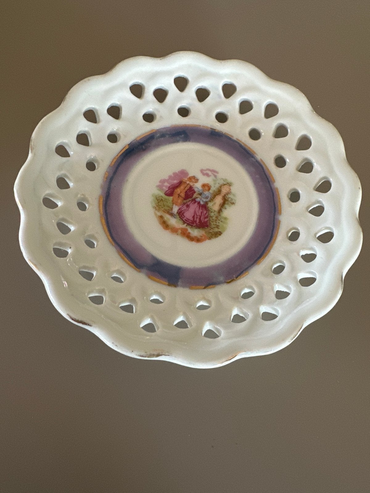Decoratief schaaltje met opengewerkt patroon en tafereel, Ophalen of Verzenden