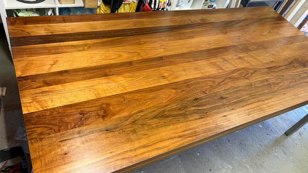 Notenhouten tafel met roestvrijstalen poot 220:100, 200 cm of meer, 50 tot 100 cm, Zo goed als nieuw, Vijf personen of meer