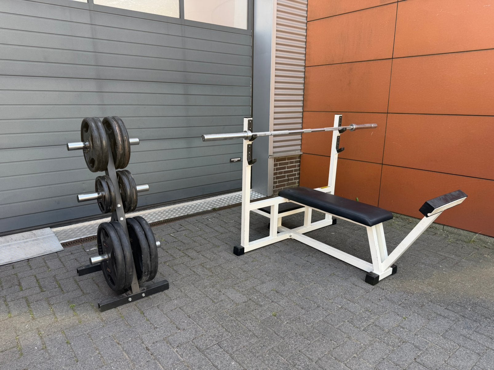 Technogym Vlakke Bench Press , 135kg Gewichten , Barbell, Ophalen, Gebruikt, Fitnessbank