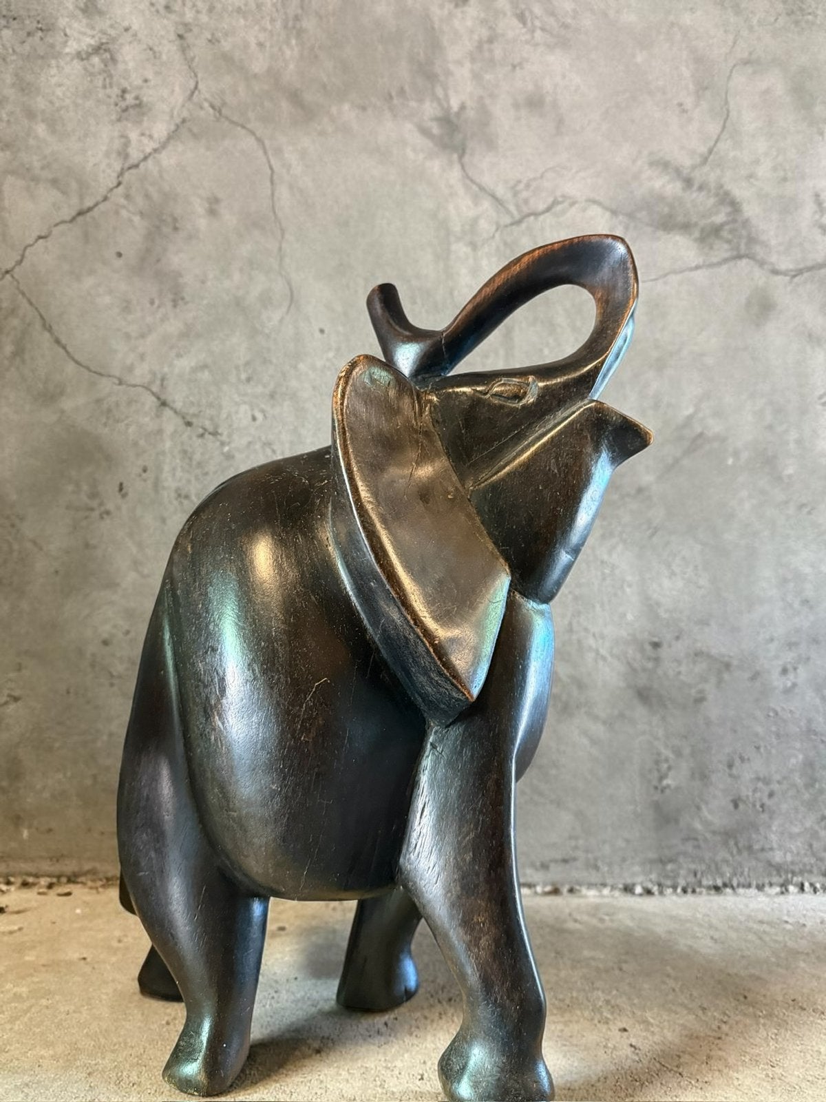 Mid-Century Olifant uit donker massief  hardhout gesneden, Antiek en Kunst, Kunst | Beelden en Houtsnijwerken, Ophalen of Verzenden