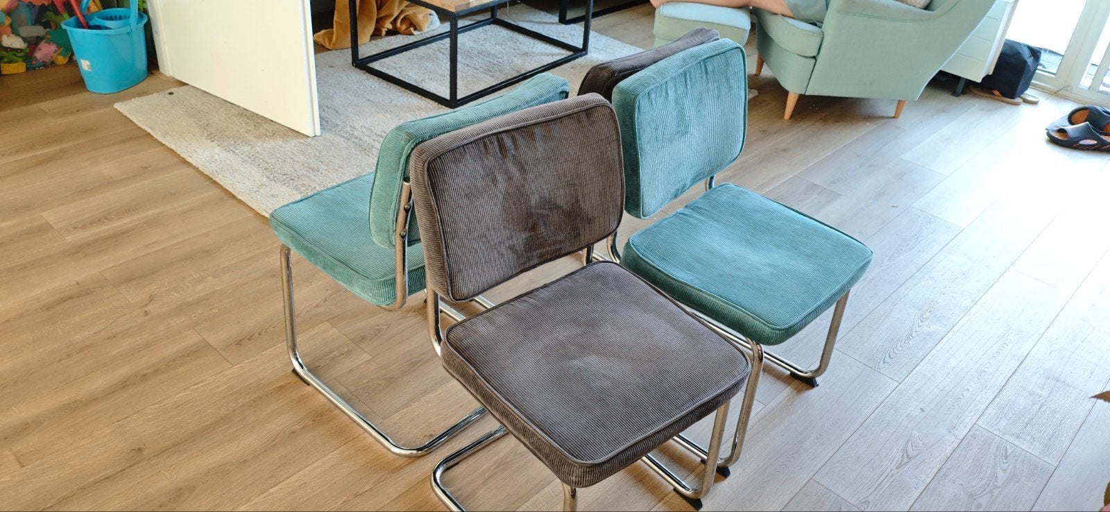 Set van 4 rib eetkamerstoelen - grijs en turquoise, Ophalen, Gebruikt, Grijs, Modern, Trendy
