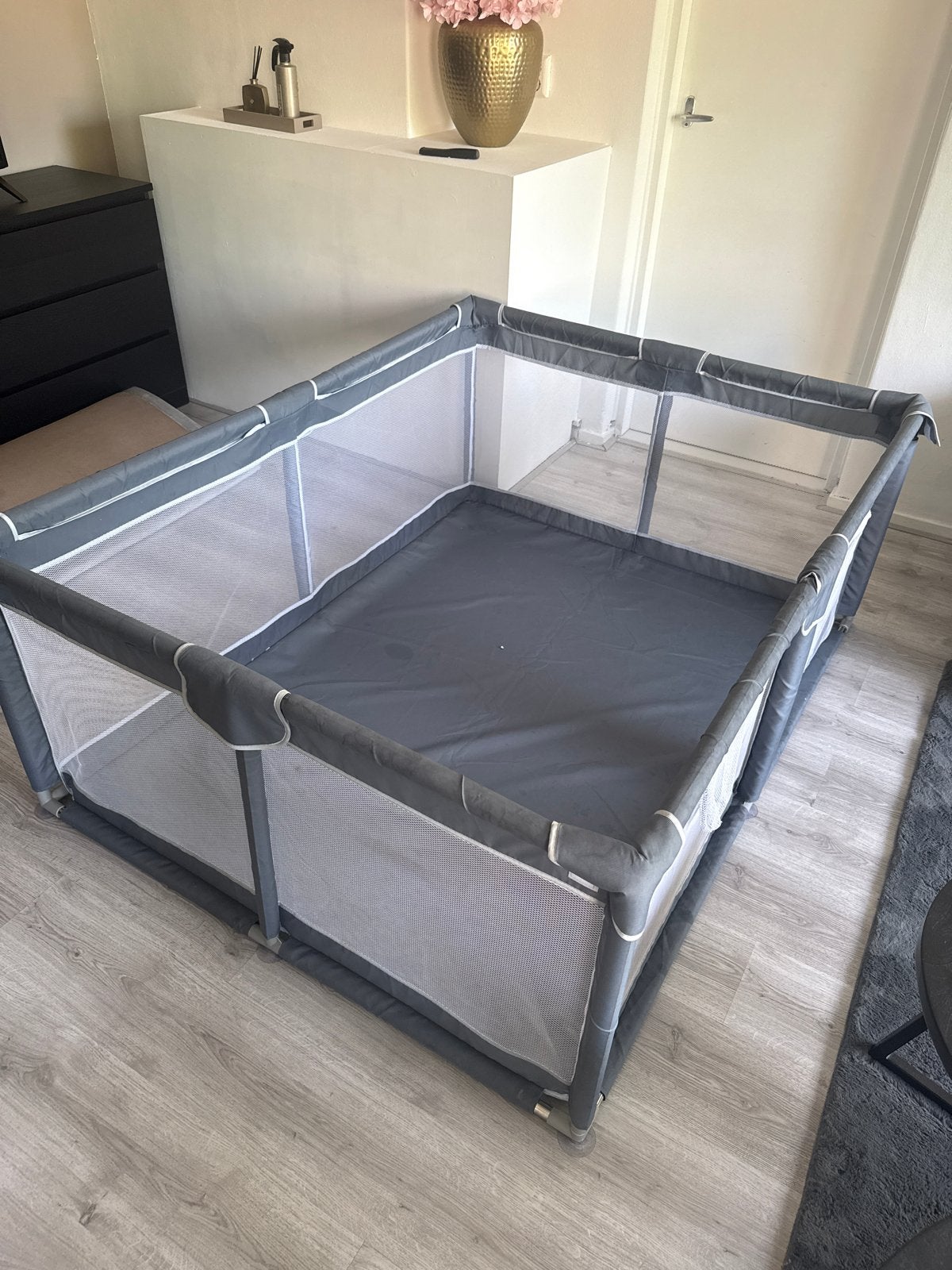 Grote grijze box met gaaswanden, Kinderen en Baby's, Ophalen of Verzenden, Gebruikt, Rechthoekig