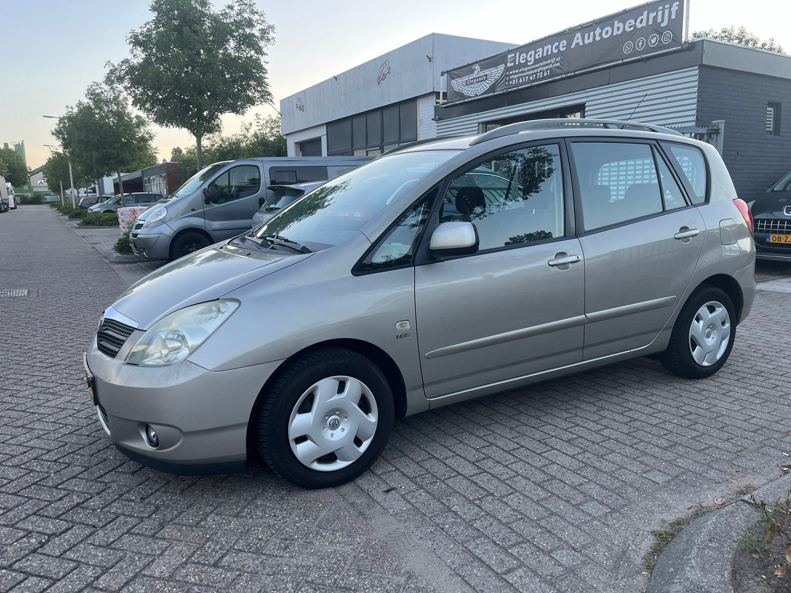 Toyota Corolla Verso 1.8 Vvt-i AUT 2004 AUTOMAAT, Auto's, Toyota, 4 cilinders, Origineel Nederlands, Corolla Verso, Zilver of Grijs