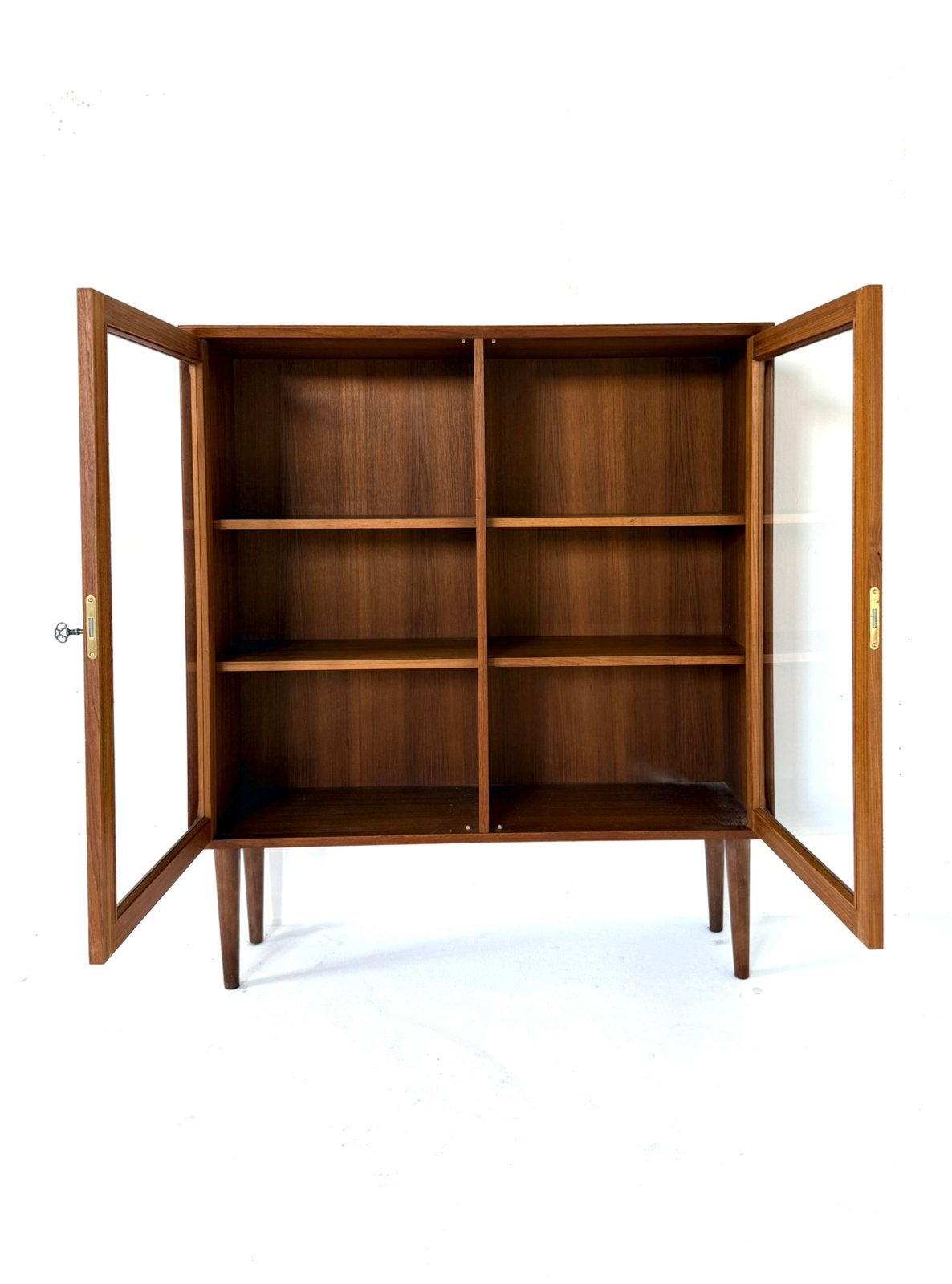 Vintage teakhouten vitrinekast, Brouer Møbelfabrik ‘60, Huis en Inrichting, Met deur(en), 100 tot 150 cm, Vintage retro buisframe design rotan webbing papercord deens