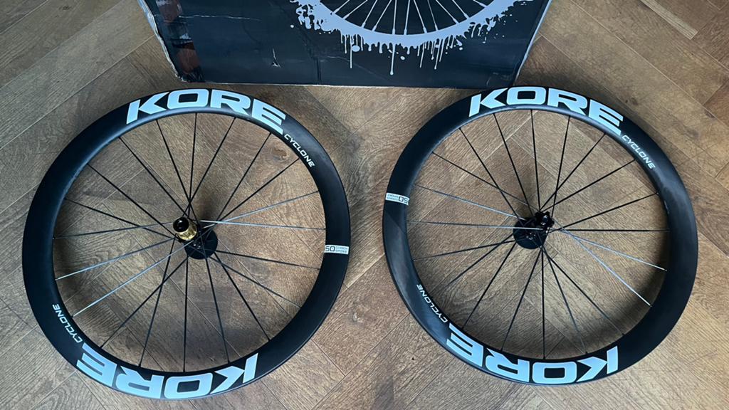 Kore Carbon Wielset 50mm 1.200gram - NIEUW!!, Fietsen en Brommers, Fietsonderdelen, Nieuw, Wiel, Carbon, Racefiets, Ophalen of Verzenden
