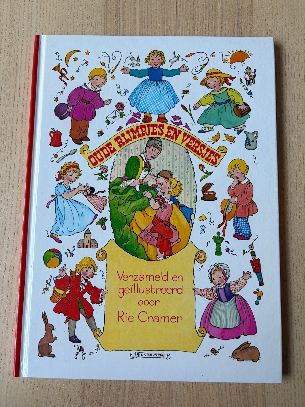 Oude Rijmpjes en Versjes - Rie Cramer, Ophalen of Verzenden, Zo goed als nieuw, Sprookjes