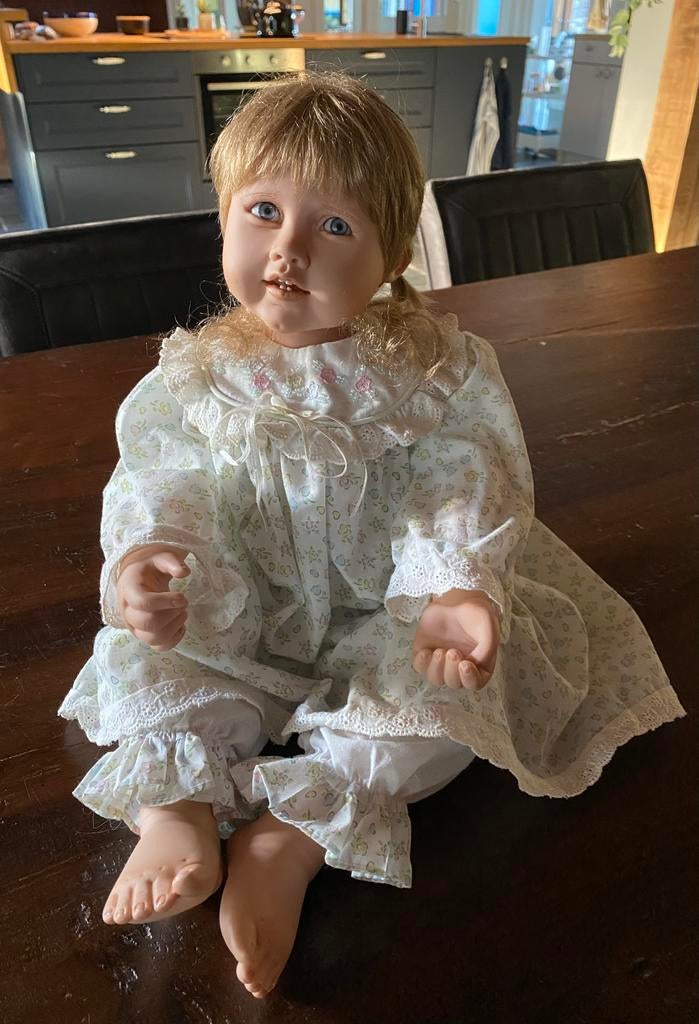 Ashton Drake Galleries doll van Julie Fischer, Ophalen of Verzenden, Zo goed als nieuw, Pop