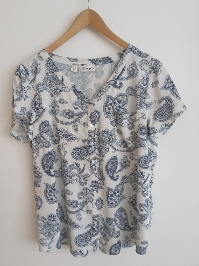 BonPrix witte blouse met blauwe print, maat 40, Kleding | Dames, Bonprix, Verzenden, Wit, Zo goed als nieuw