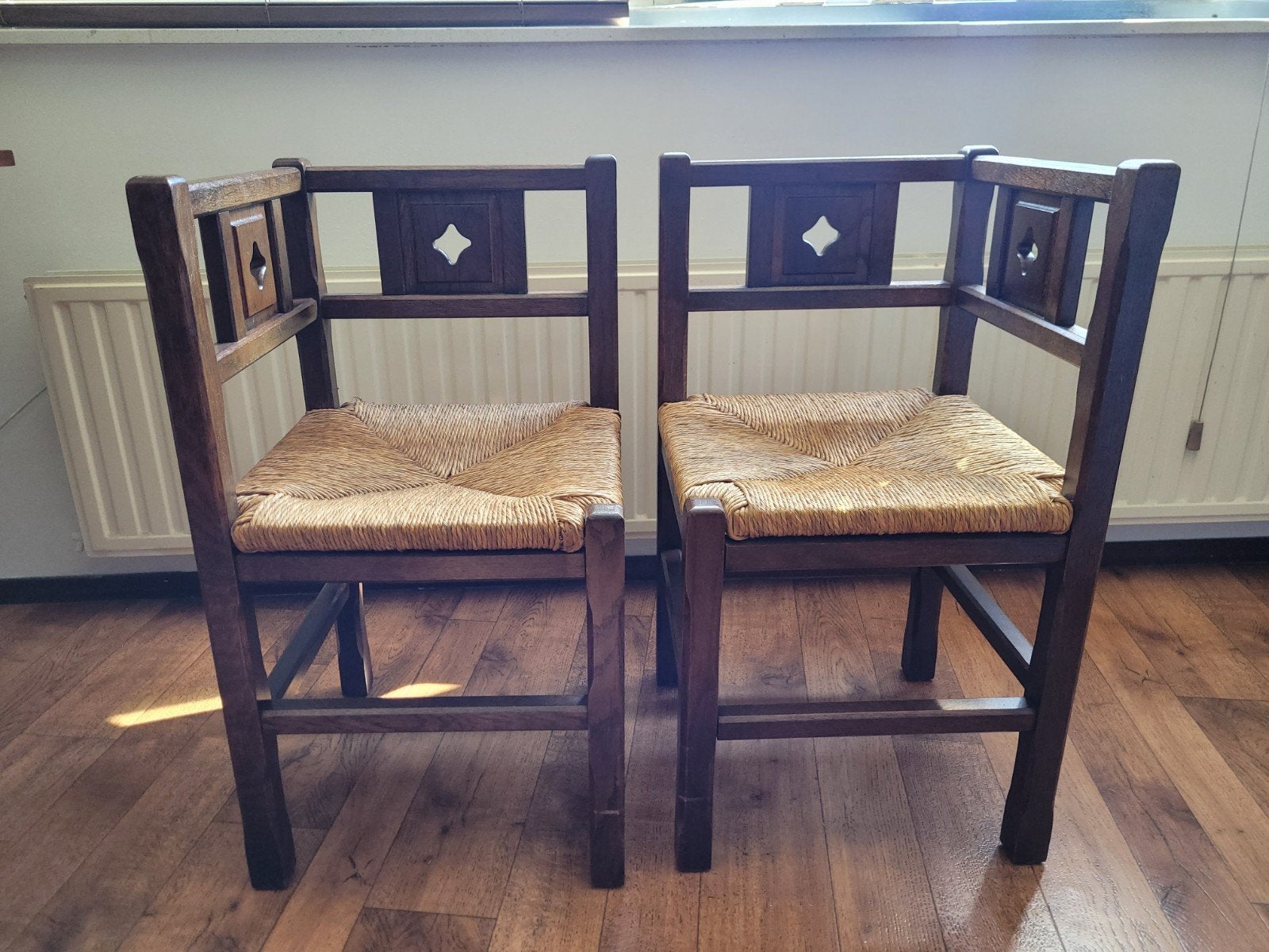 2 antieke biezen hoekstoeltjes, Ophalen