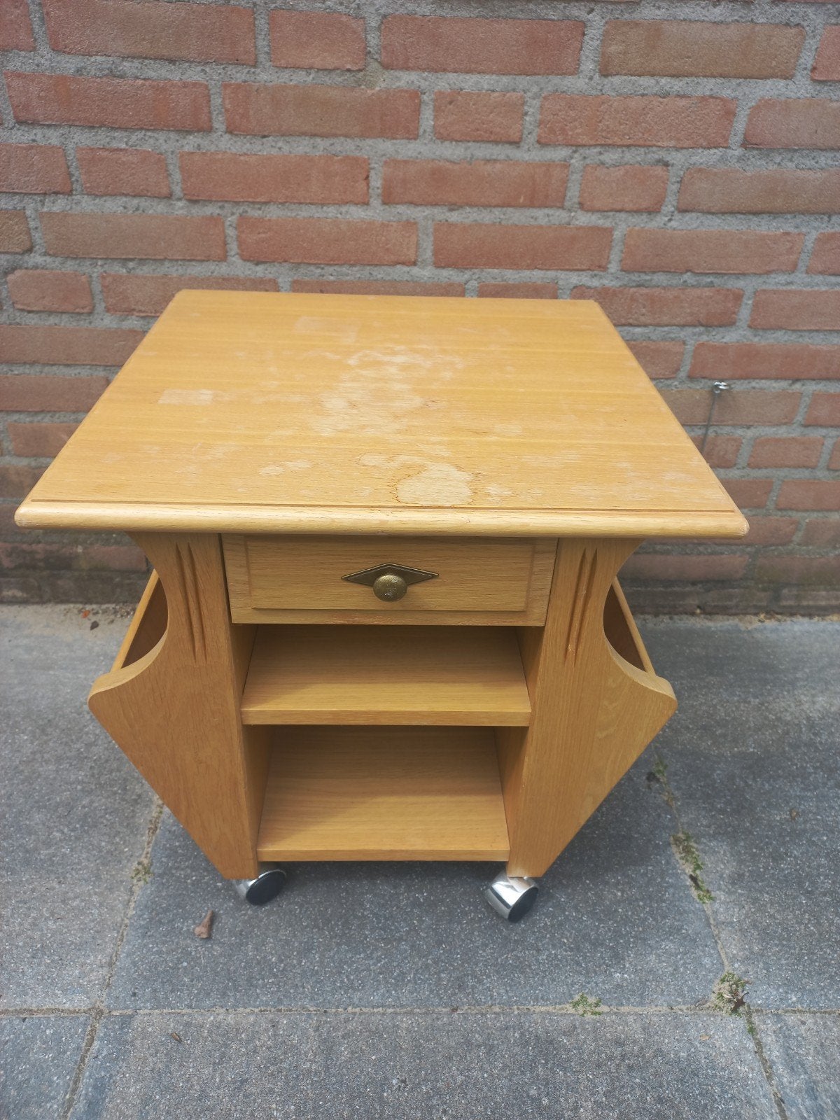 Eiken bijzettafel met lectuurbak en lade, Ophalen, Gebruikt