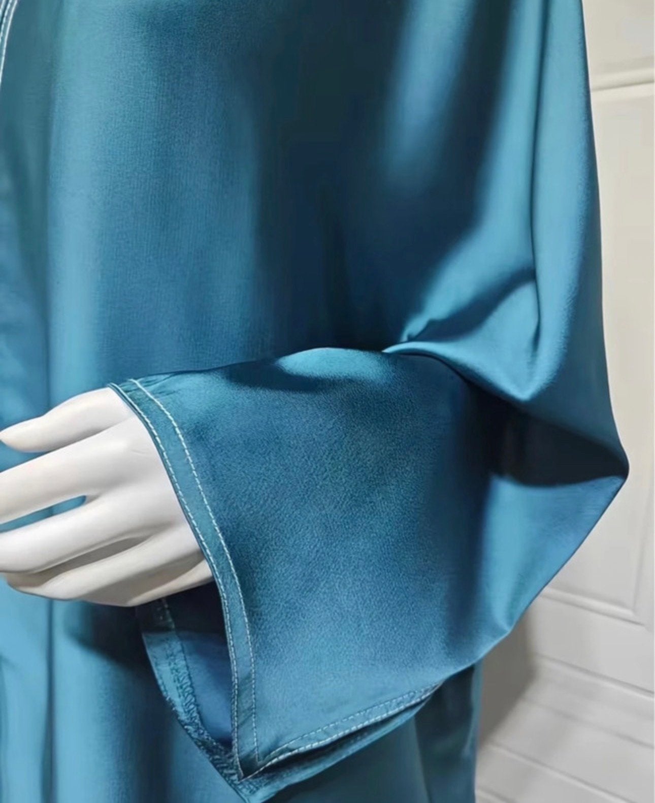 Elegante kimono met witte stiksels - Niet gedragen, Verzenden, Nieuw, Blauw, Onder de knie