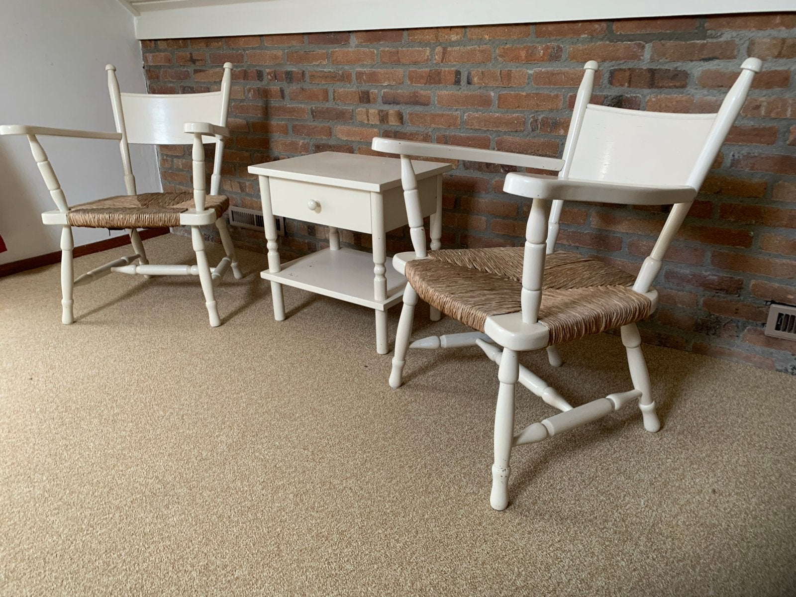 Charmante wit geverfde houten stoelen met rieten zitting, Huis en Inrichting, Ophalen, Gebruikt, Twee, Wit