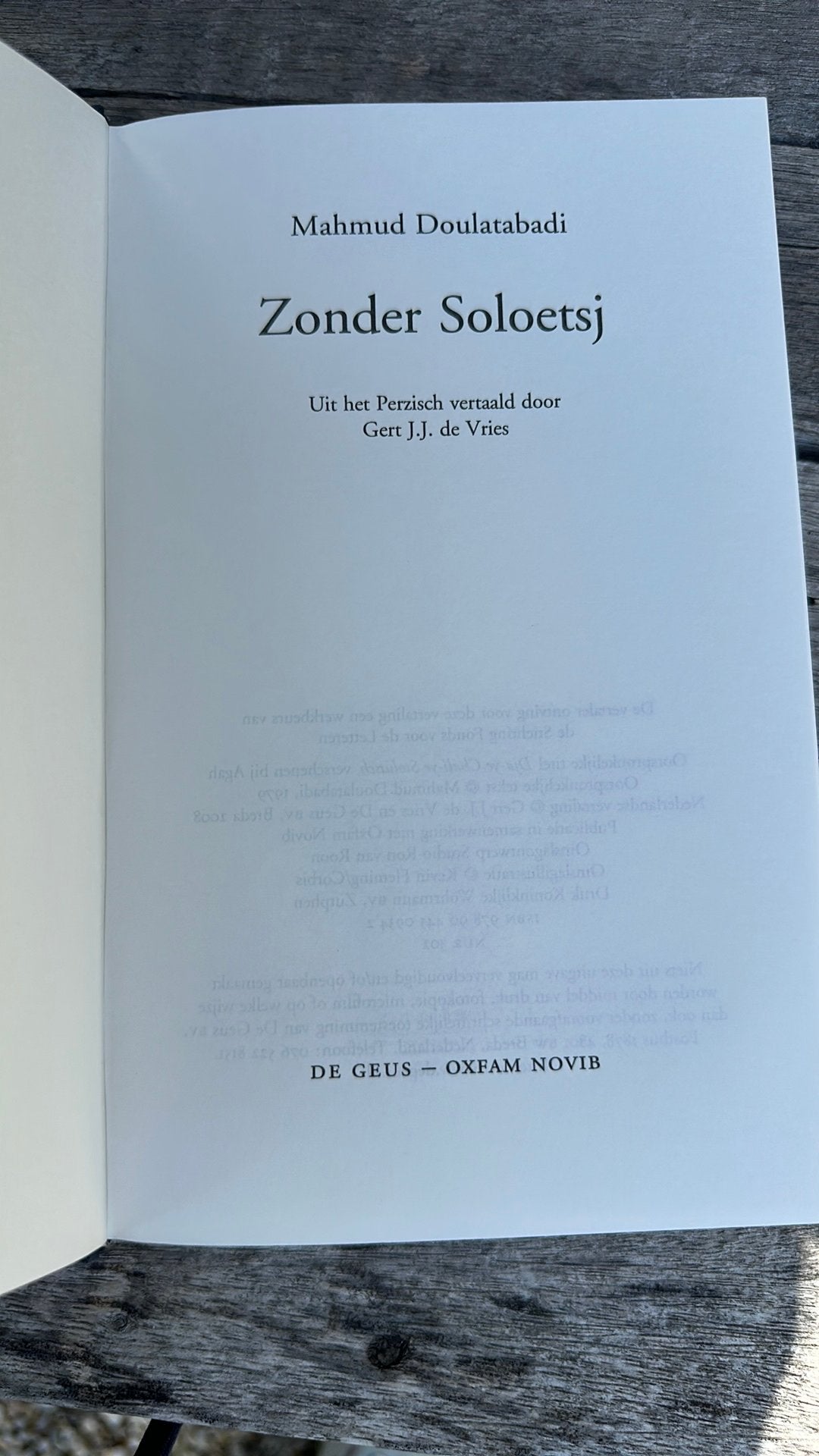 Perzisch boek uit 2008 titel: zonder soloetsj, Ophalen of Verzenden, Zo goed als nieuw