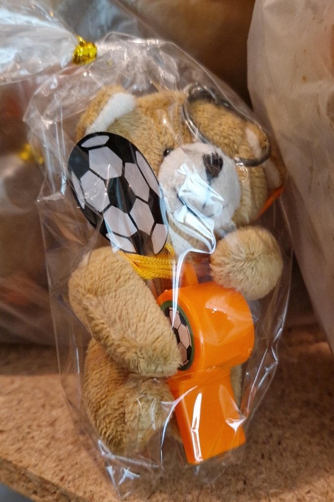 Oranje voetbal beertjes sleutelhangers, Ophalen of Verzenden, Nieuw, Feestartikel, Oranje of Koningsdag