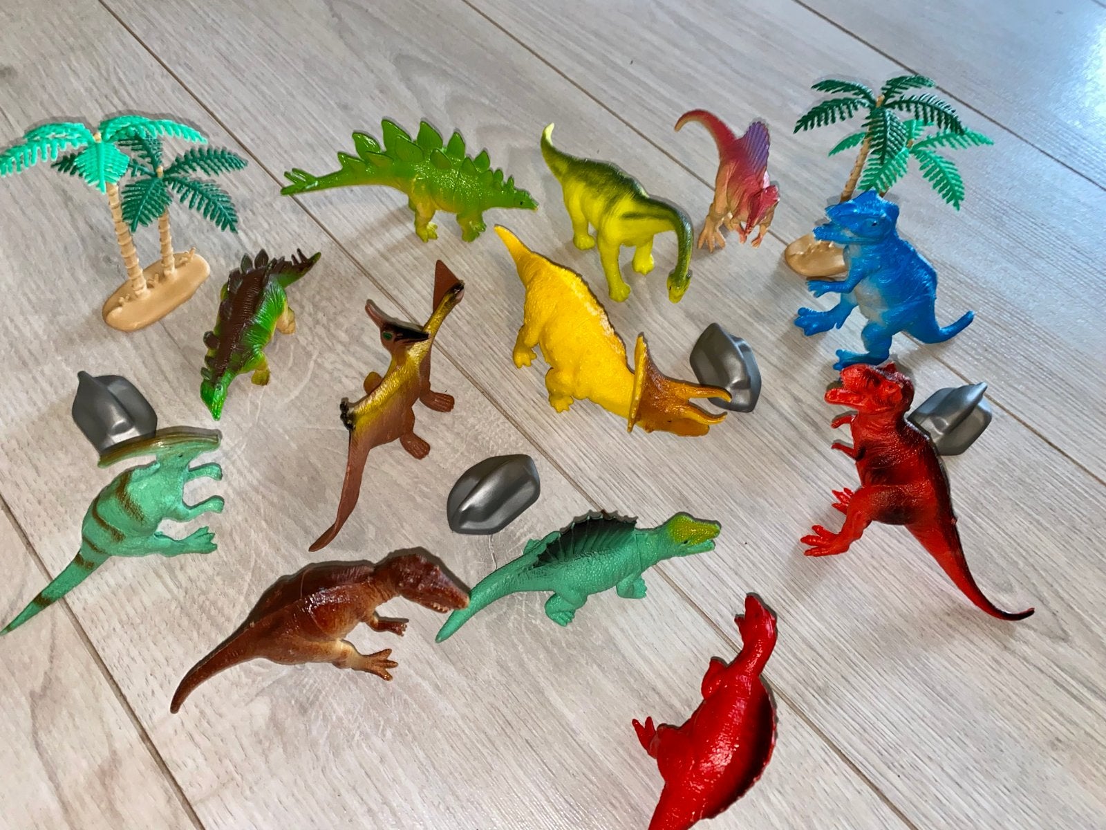 Dinosaurus speelgoed set met palmbomen en rotsen, Ophalen of Verzenden, Zo goed als nieuw