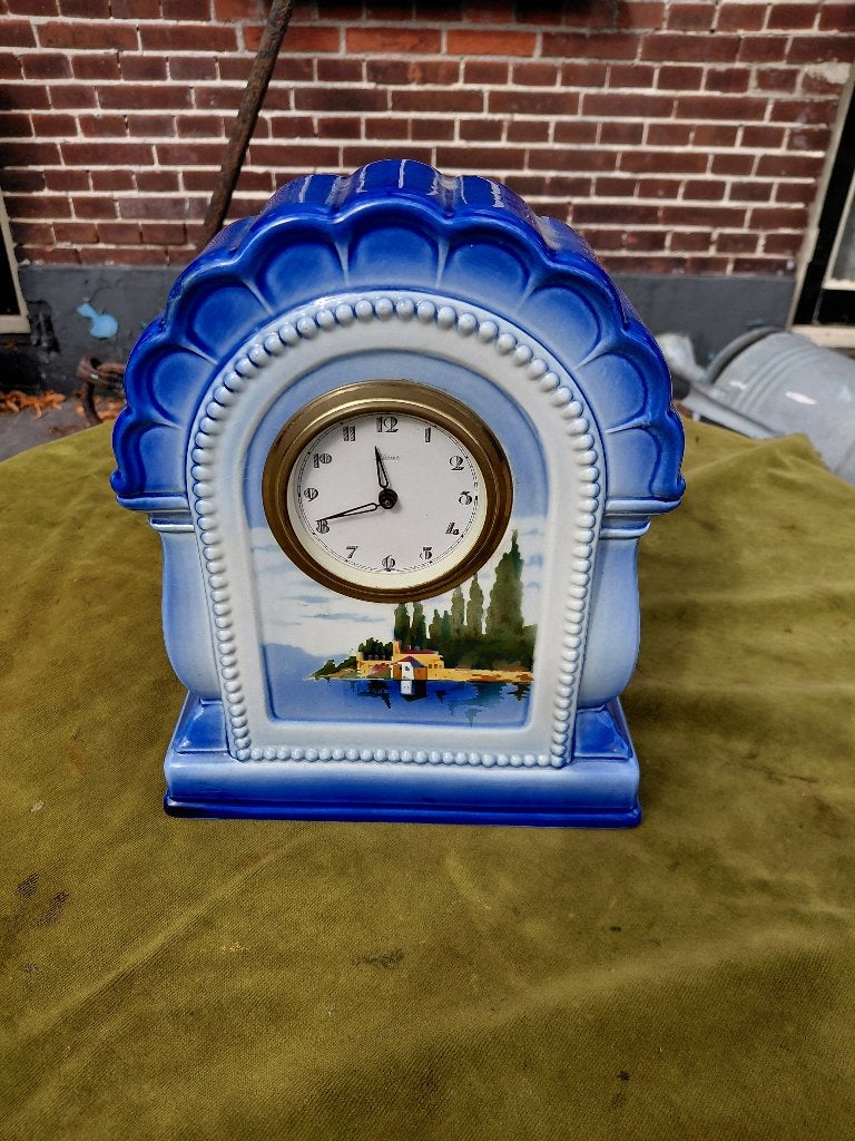 Aardewerk klok met polychroom landschap decor., Antiek en Kunst, Verzenden