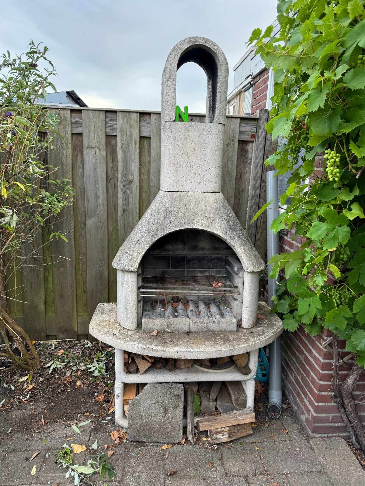 Betonnen buitenhaard/barbecue BBQ, Tuin en Terras, Ophalen, Gebruikt, Vuurkorf