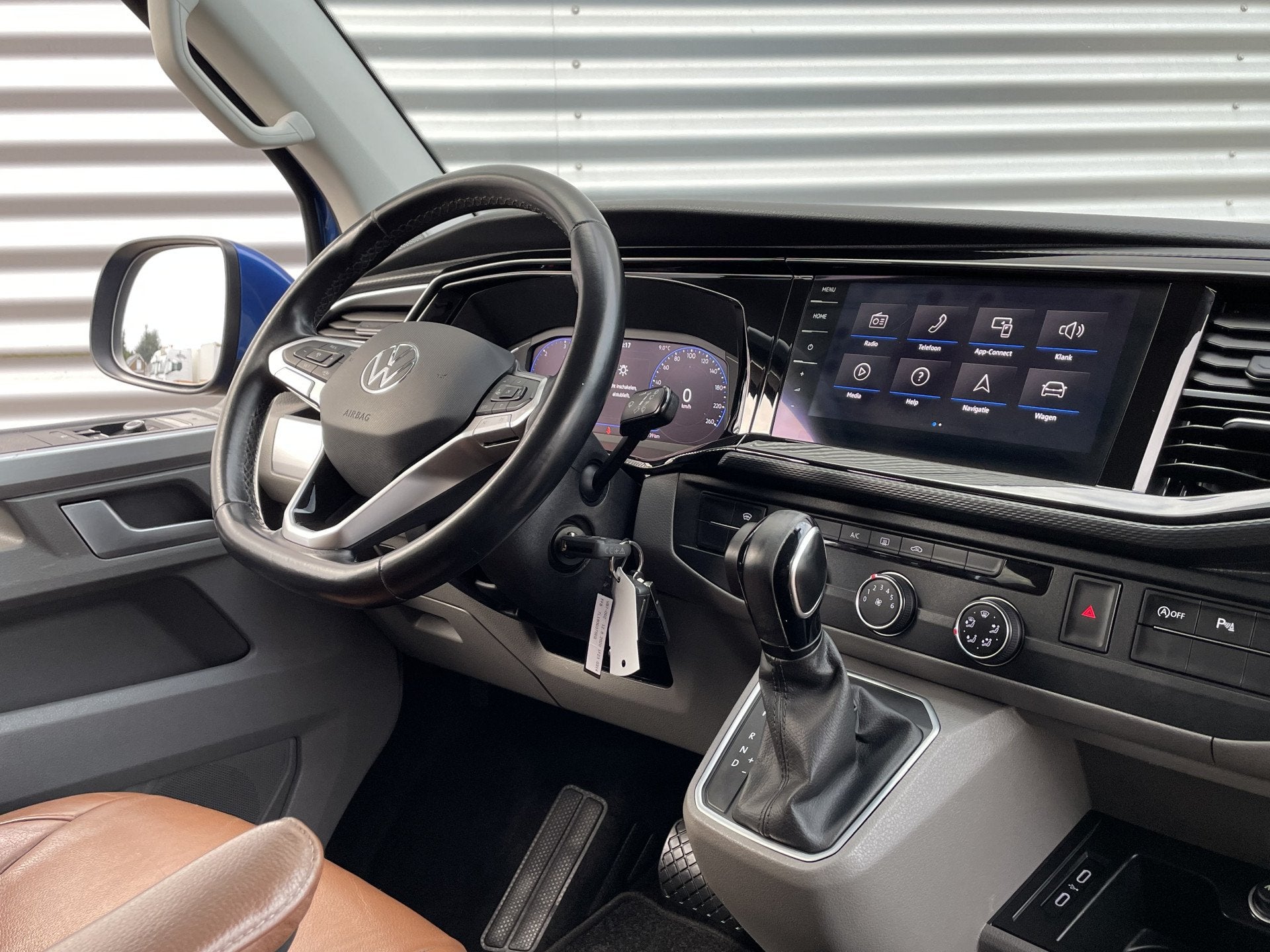 Volkswagen Transporter 2.0TDI L2H1 199PK DC BULLI Automaat L, Gebruikt, Euro 6, 4 cilinders, Origineel Nederlands